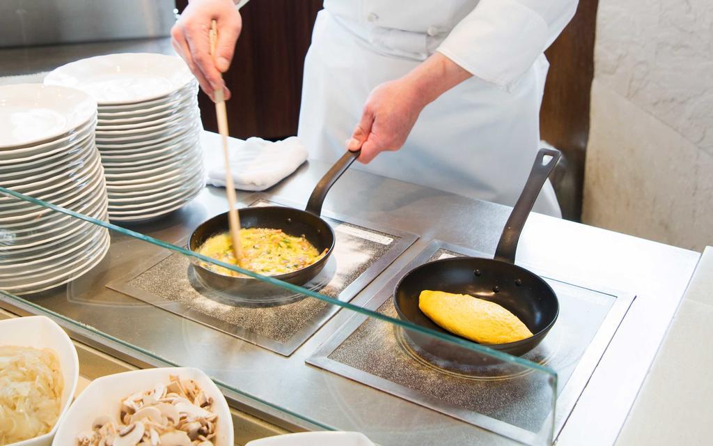 Hotel Okura Jr Huis Ten Bosch Sasebo Exterior foto Preparation of an omelette